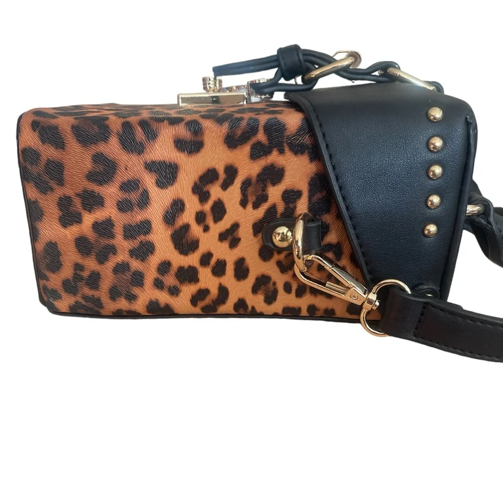 URBAN EXPRESSIONS Annabelle Crossbody
VEGAN LEATHER CLOSURE ANIMAL PRINT - Picture 4 of 9